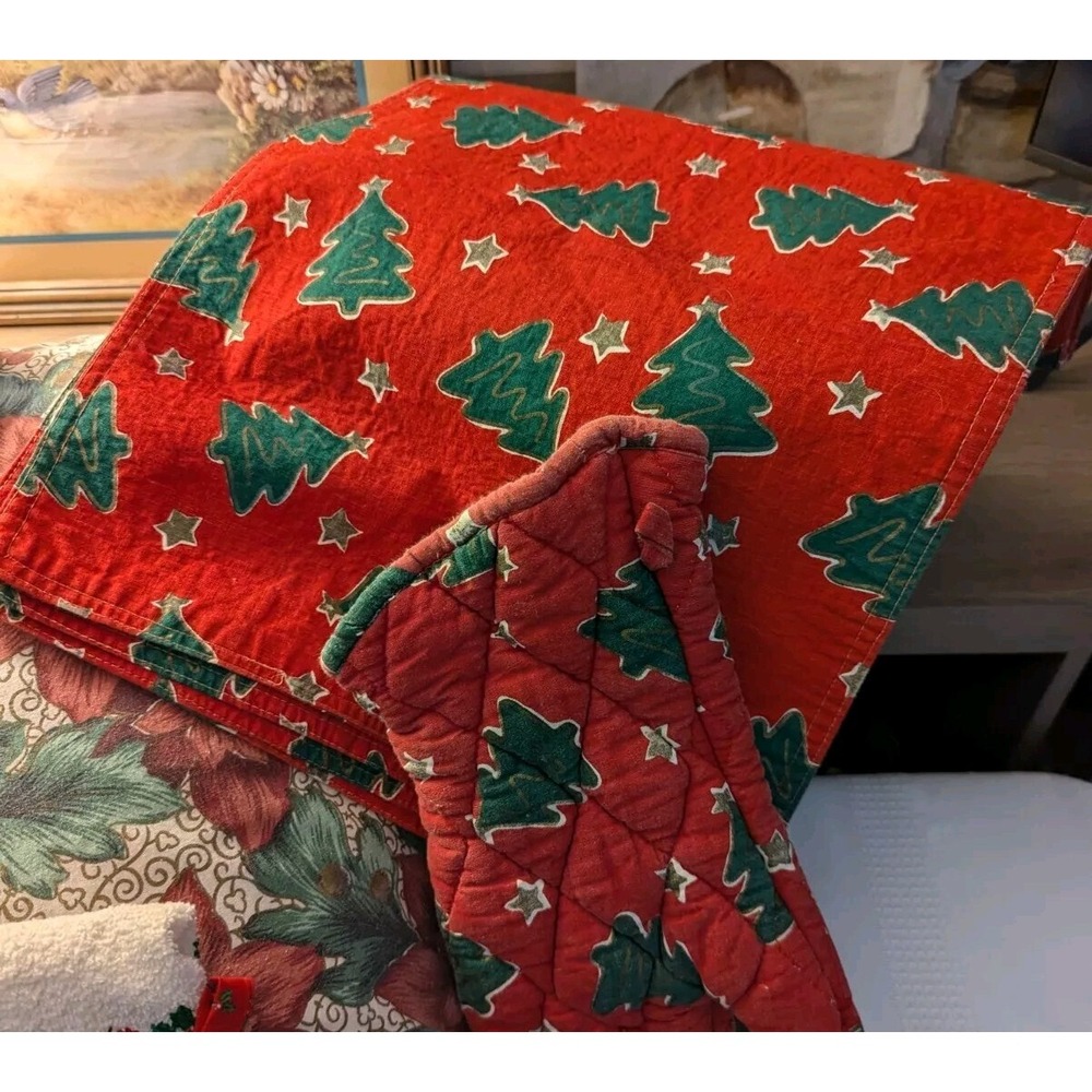 VTG Pier 1 Christmas Placemats and Matching Oven Mitt. Red‎ With Green Trees